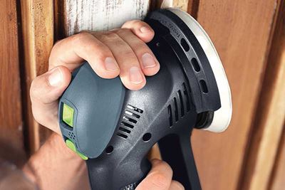 A wooden edge is sanded with the Rubin abrasive